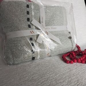 Amélie Home Light Green Knit Throw Blanket New open Bag